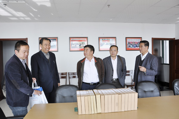 与会领导参观威尼斯官网党员活动室