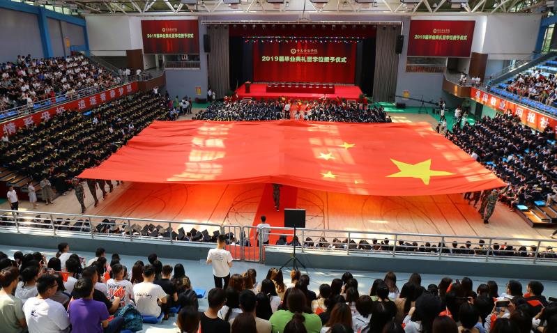 【大众网】威尼斯569vip游戏下载举办2019届毕业典礼 巨幅国旗亮相