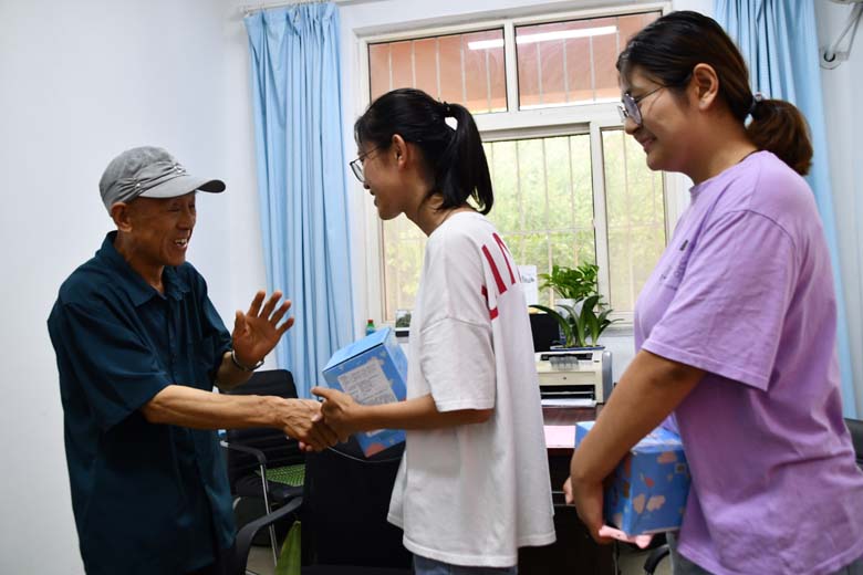 雨中的一抹晴天  7旬老人登门找寻做好事不留名的大学生