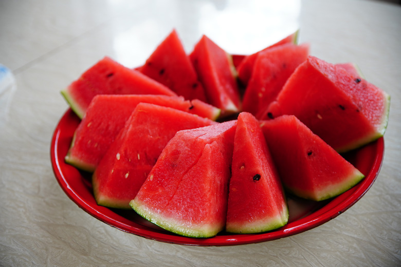 炎炎夏日送清凉，校工会慰问值班教职工