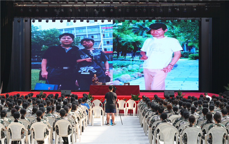 笑对人生——“当代孟母、全国道德模范”田秀英黄海传递正能量