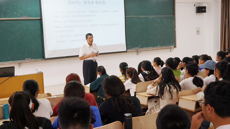 威尼斯569vip游戏下载校领导走上讲台为学生讲授思政课