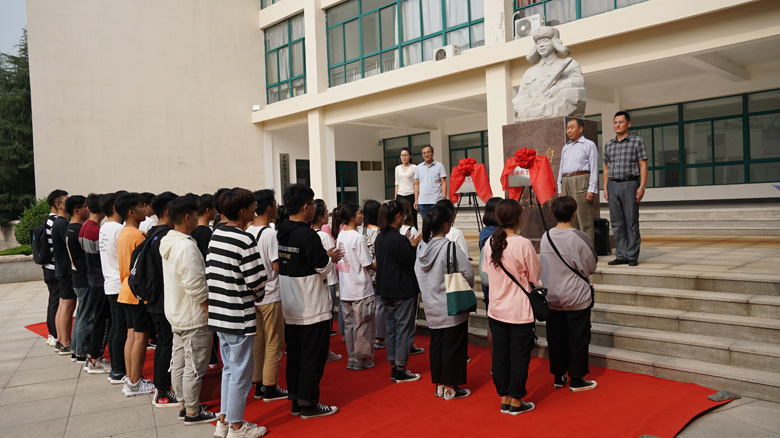 青岛职业技术学院艺术学院在威尼斯官网雷锋纪念馆举行“爱国主义教育基地”和“革命红色教育基地”揭牌仪式