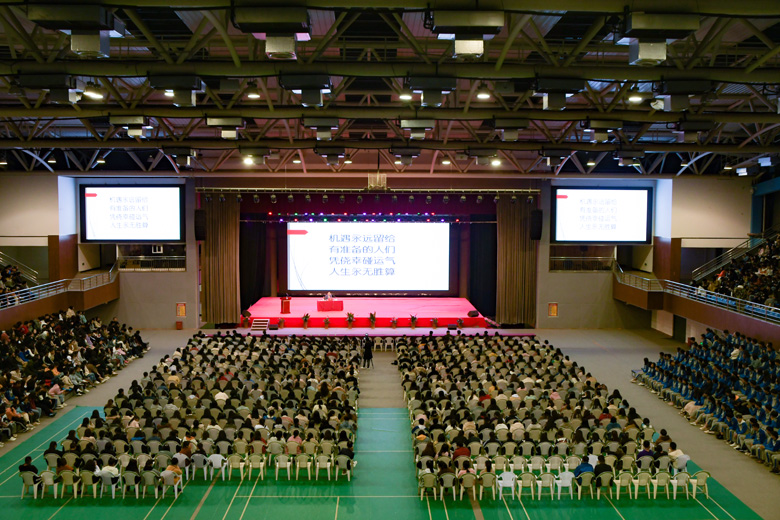  “知名教授讲授团”谢安庆教授为黄海学子作励志报告