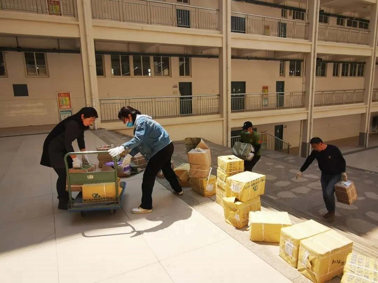 与温暖情义撞个满怀｜辅导员化身“速递员”