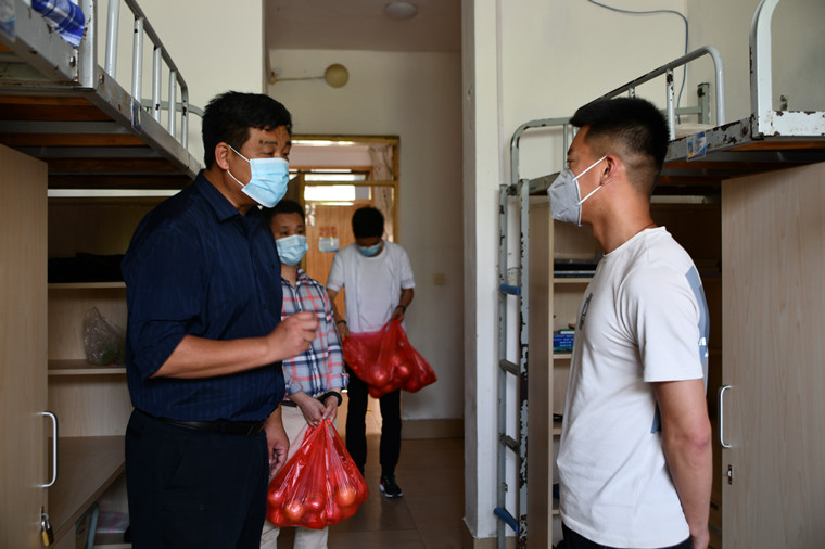 建筑工程学院领导及老师慰问返校学生