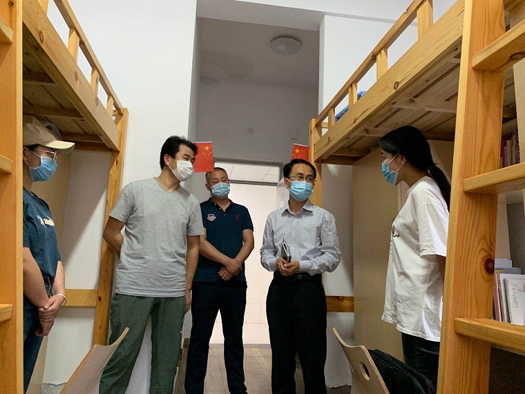 校领导慰问艺术学院返校学生