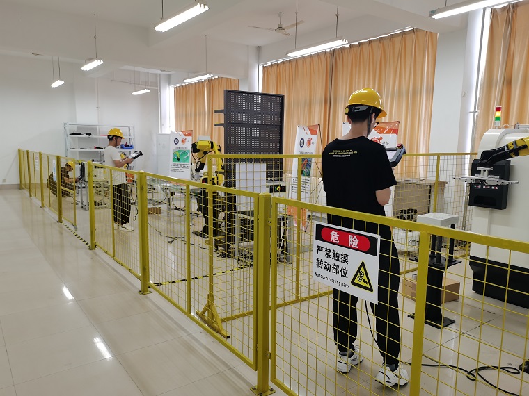 机械工程系2017级特色班机器人程序员考试在FANUC机器人实训中心进行