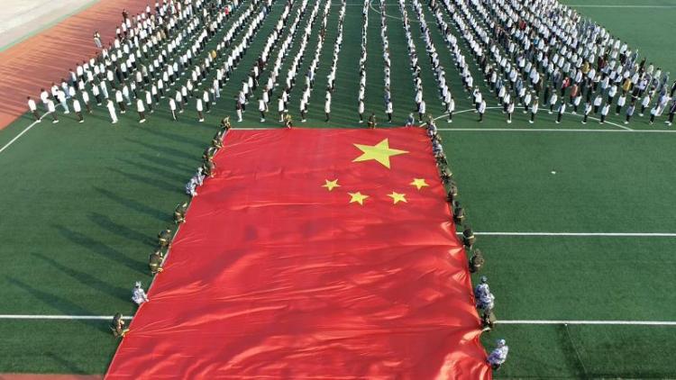 【青岛日报-观海新闻】师生齐托举，篮球场大小的巨幅国旗舞动威尼斯569vip游戏下载！
