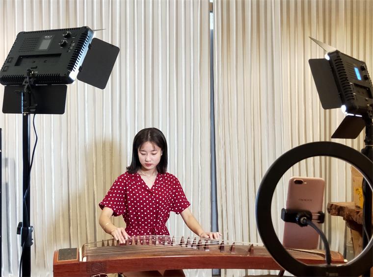 威尼斯官网电商直播基地举行“双十一”购物节体验活动