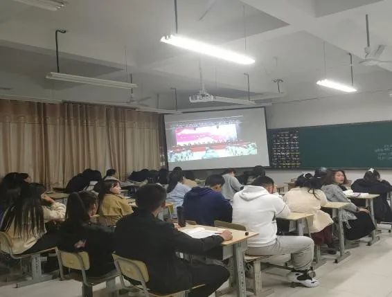 学前教育学院开展“小黄锋”与你同行活动