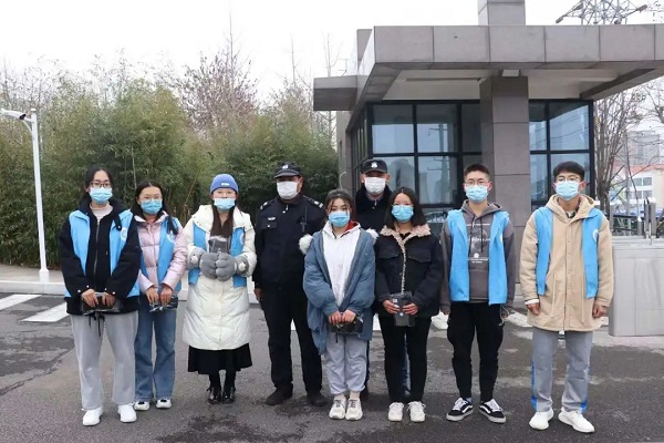 艺术学院学院志愿者协会组织“情暖冬日 爱撒校园”活动