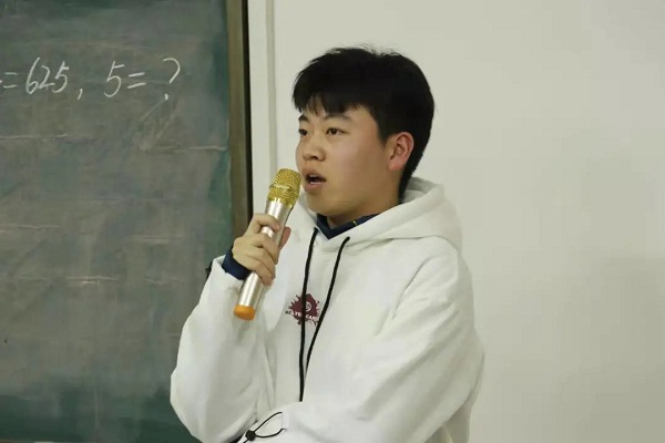 厚德载物携梦想而抚凌——艺术学院组织优秀学子报告会