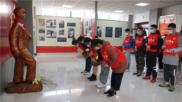 纪念雷锋诞辰80周年｜大学生志愿者向雷锋同志献花