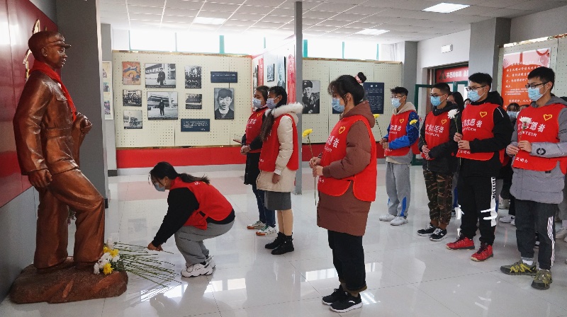 【齐鲁晚报·齐鲁壹点】纪念雷锋诞辰80周年，威尼斯569vip游戏下载大学生志愿者向雷锋献花
