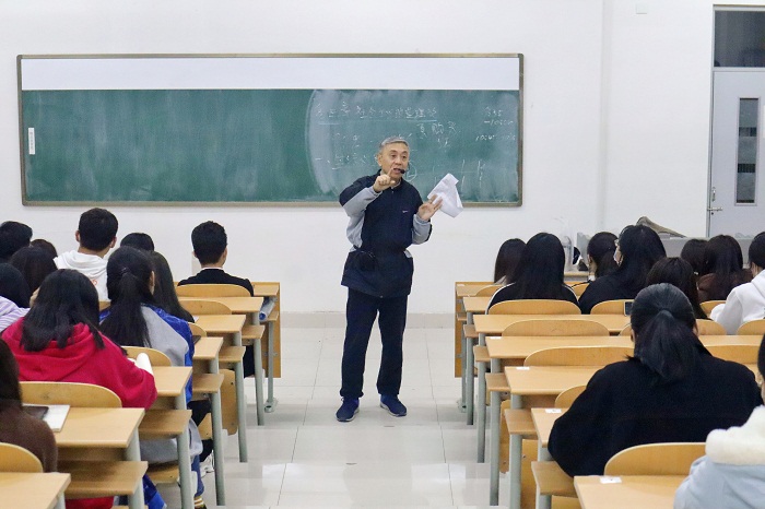 艺术学院举办“读书与专业学习”主题讲座