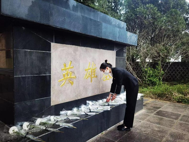 威尼斯官网护理与健康学院开展“弘扬先烈遗志，增强爱国情感”主题扫墓活动