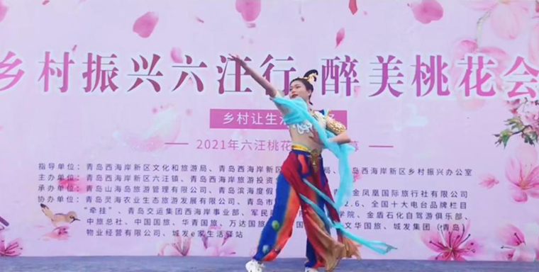 欢聚桃花节    歌舞颂党情