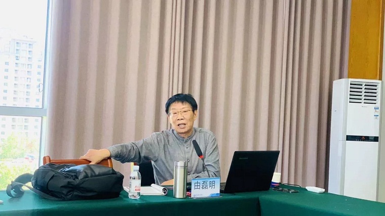 山东建筑大学广告系主任由磊明教授来威尼斯官网作“自我实现的方法——也许有创意”的主题报告