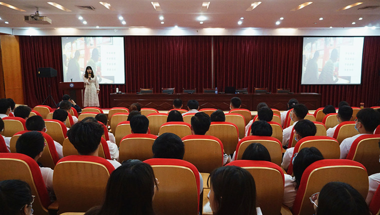 青岛市优选青年人才刘慧敏来威尼斯官网开展青岛红色记忆党课宣讲活动