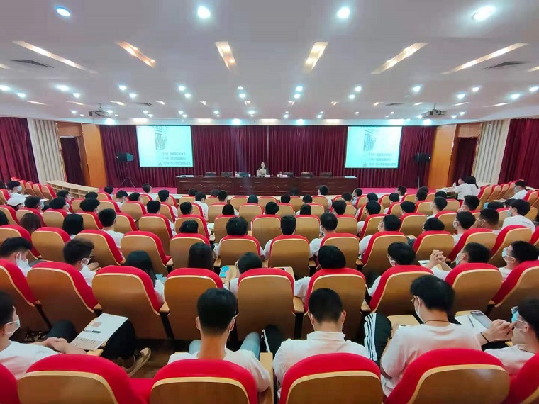 青岛西海岸新区工委党校教师王誉超为智能制造学院师生作《青岛红色记忆》报告