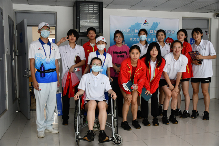 暖心风景线！记“学运会大学女排”黄海学院赛点“管家”志愿者