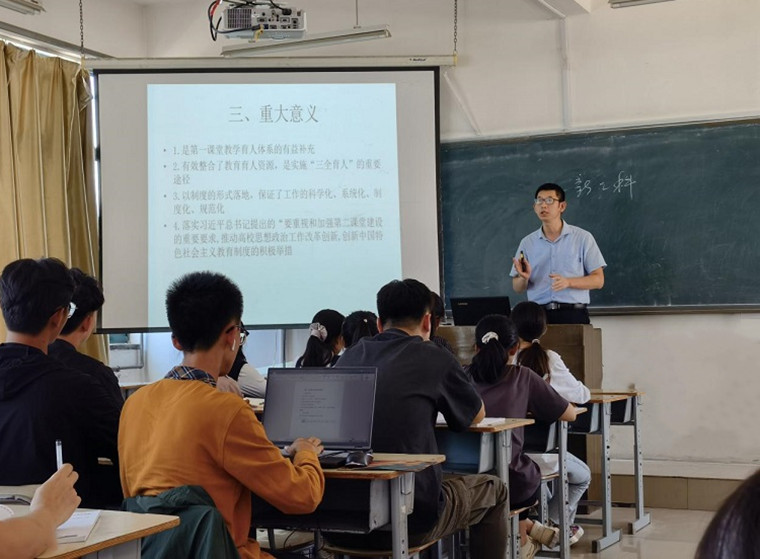 智能制造学院召开2021级新生第二课堂成绩单制度培训宣讲会