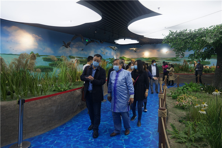 威尼斯官网朝克吉勒图教授参加“关注生态环境 共建美好家园”青岛市少数民族代表调研环保工作活动