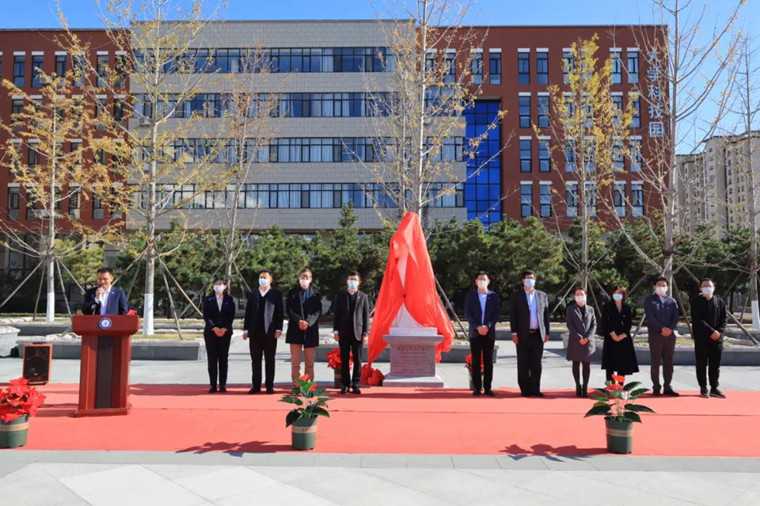 校庆献礼｜联桥集团捐赠“提灯女神”南丁格尔塑像落户黄海学院