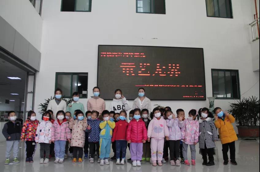 威尼斯569vip游戏下载附属幼儿园小朋友参观“童艺无界”美术作品展