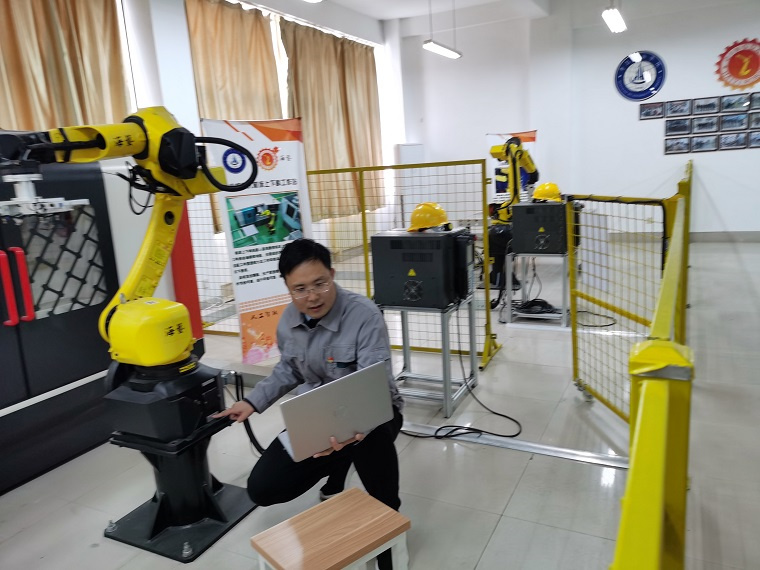 智能制造学院老师带着机器人来直播了