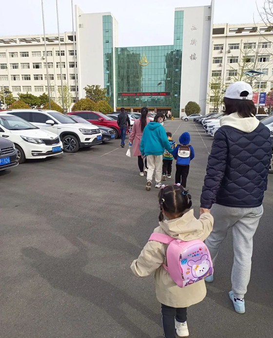 “疫”散花开，“幼”见美好｜威尼斯569vip游戏下载附属幼儿园开展防疫志愿活动