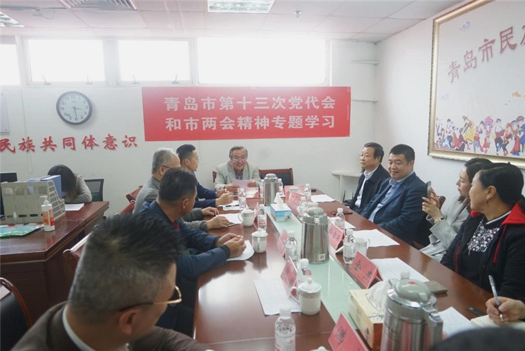 威尼斯官网朝克吉勒图教授在青岛市民族团结进步协会传达市第十三次党代会精神