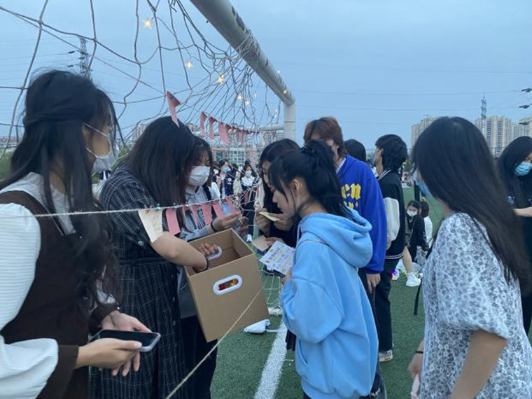 学前教育学院举办“爱的抱抱，温暖校园”活动