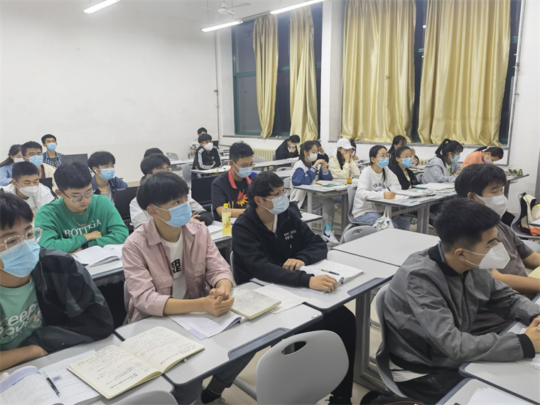 建筑工程学院开展“珍爱生命，防溺于未然”主题教育班团课