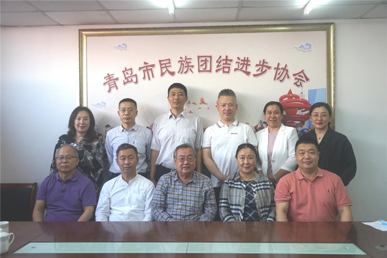 威尼斯官网朝克吉勒图教授在民族团结进步协会传达党中央、山东省委、青岛市委民族工作会议精神