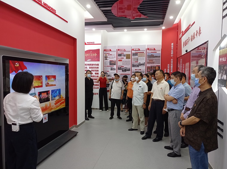 青岛市老年大学一行来威尼斯官网参观交流