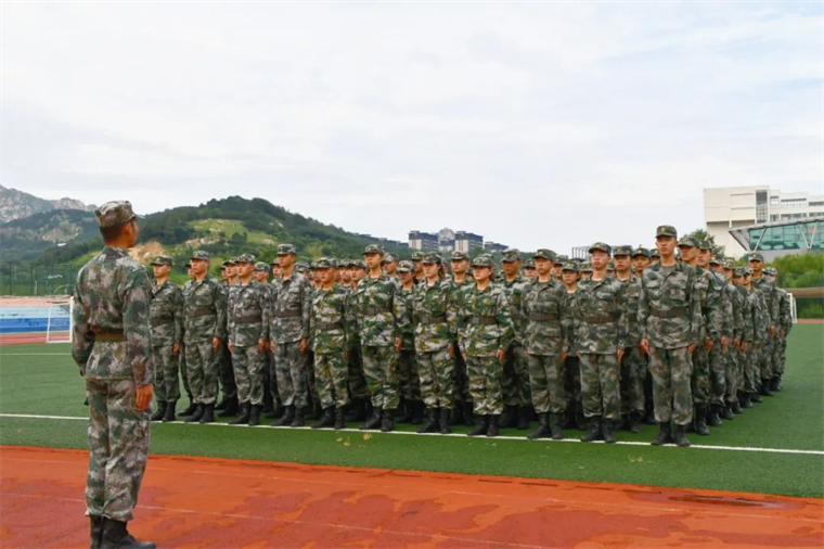 太飒了！黄海军训教官团集结完毕！