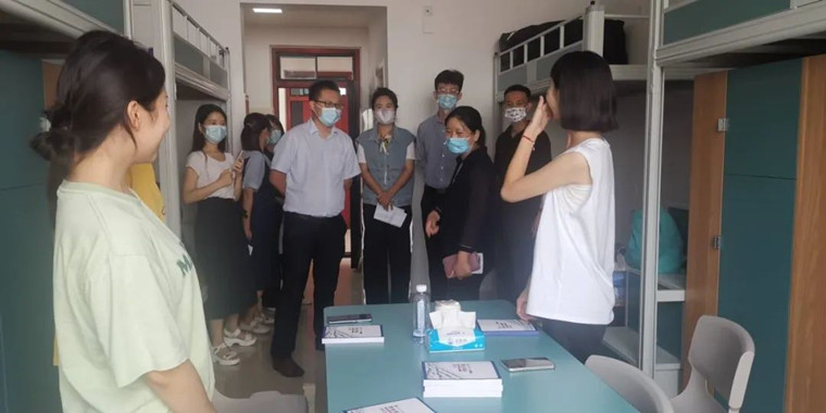 学前教育学院院领导走访新生宿舍