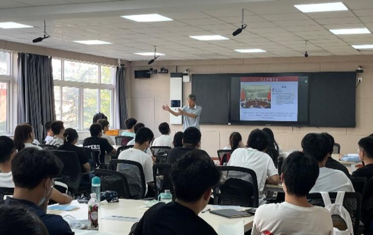 大数据学院精心为新生准备开学第一课