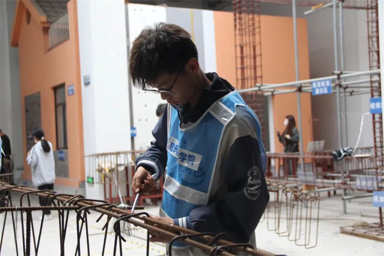 建筑工程学院组织第九届技能文化节钢筋捆扎大赛