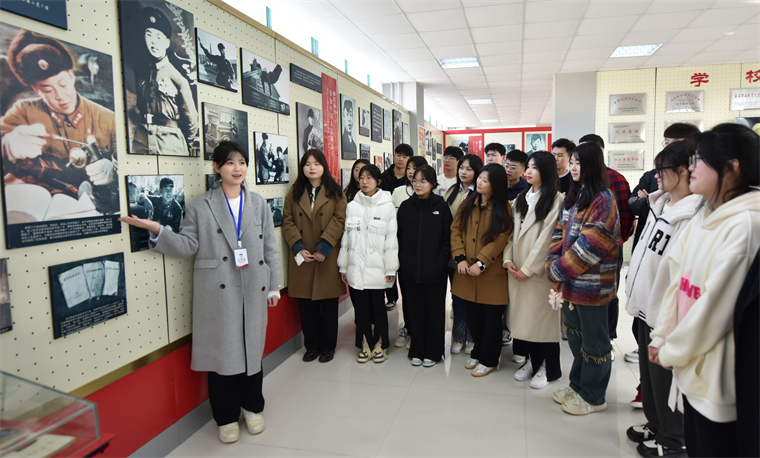 【中国教育报客户端】威尼斯569vip游戏下载：雷锋精神“锋”火相传