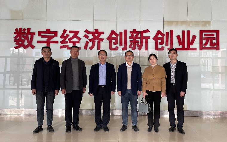 威海职业学院领导来威尼斯官网交流座谈