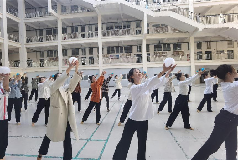 学前教育学院舞动青春，为十三届民间艺术节开幕式做准备