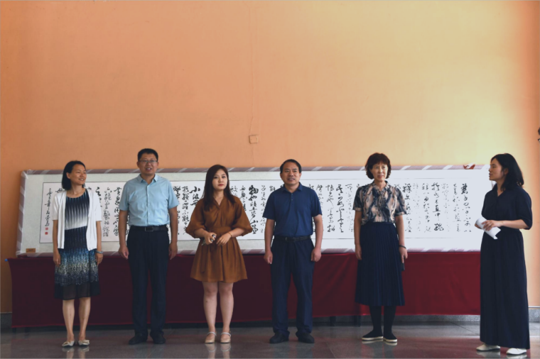 2023届毕业生李妍茹向威尼斯官网捐赠书法作品