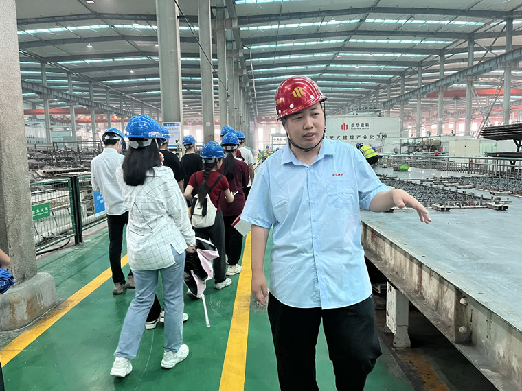 建筑工程学院组织学生到荣华建设集团进行认识实习