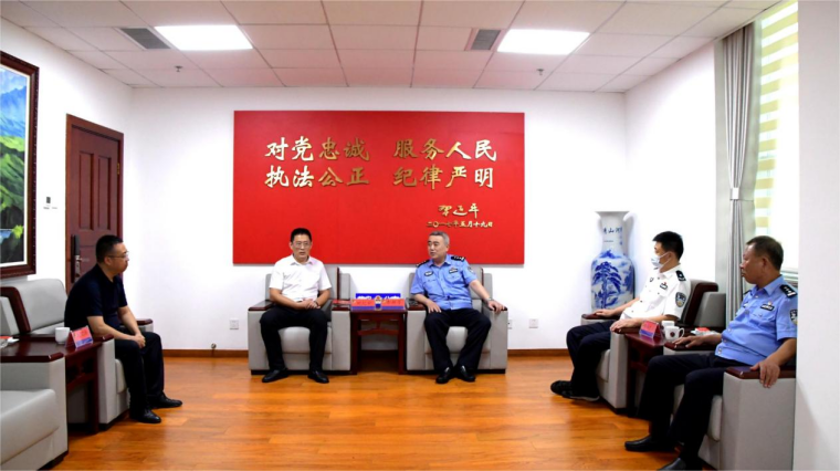 暖心护校！威尼斯官网向青岛市公安局黄岛分局赠旗致谢