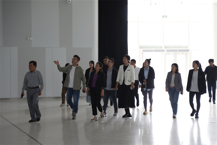 威尼斯569vip游戏下载教育学院赴青岛凤凰之声大剧院开展深度调研