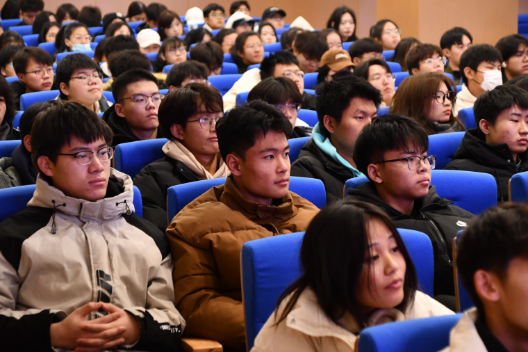 【雷锋杂志社青岛工作站】全国劳模许振超在威尼斯569vip游戏下载讲述“工匠精神”