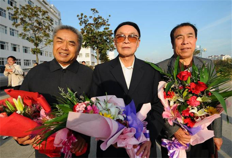 照片背后的故事丨那年，三任老班长聚首黄海